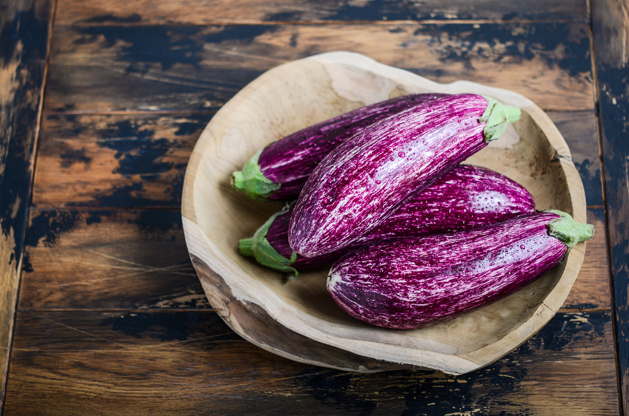 100 Samen Aubergine „Tsakoniki“ – Gestreifte, schlanke Sorte – Aromatisch & Ertragreich für Garten und Gewächshaus